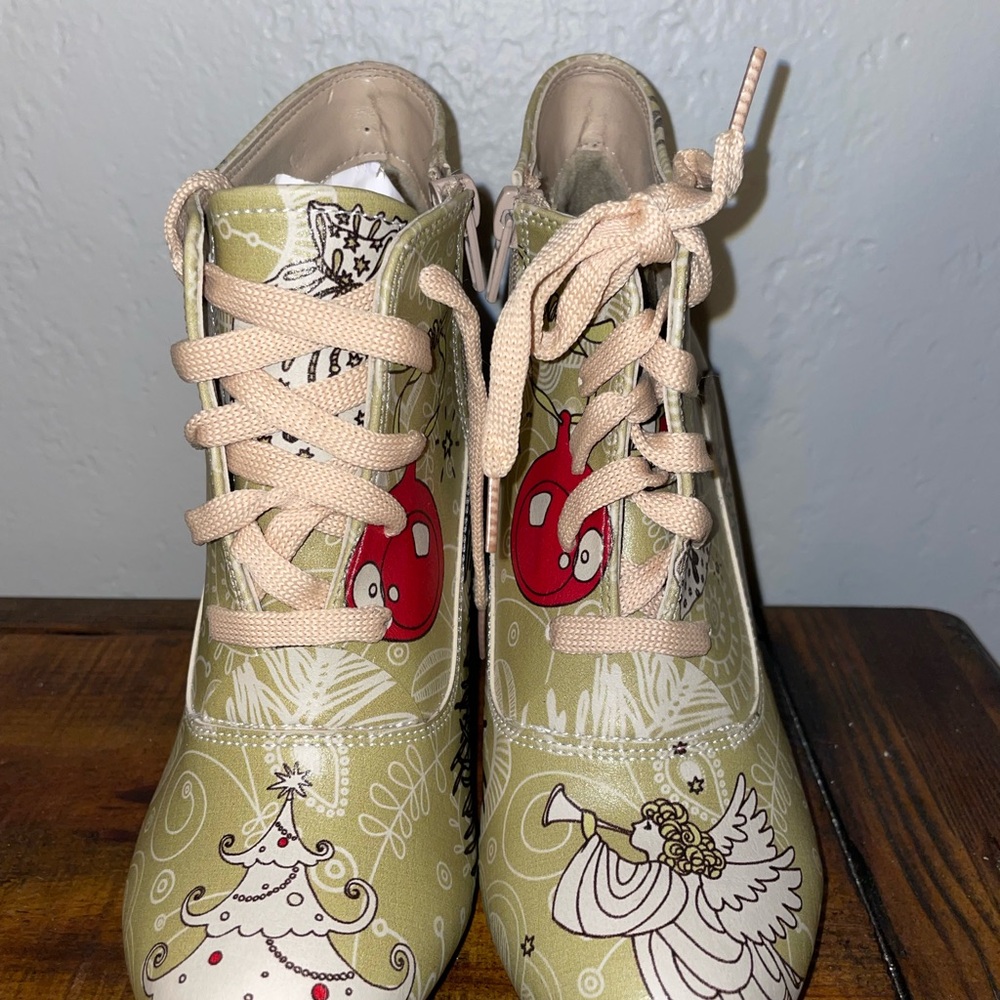 Women's Christmas Lace-Up Ankle Boots - Green and Red